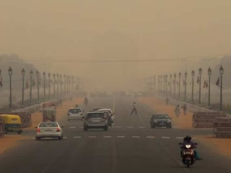 Delhi air pollution: ओवरऑल AQI 355, दिल्ली में दमघोंटू हवा ने बढ़ाई मुसीबत, पाबंदियों के बावजूद प्रदूषण में सुधार नहीं