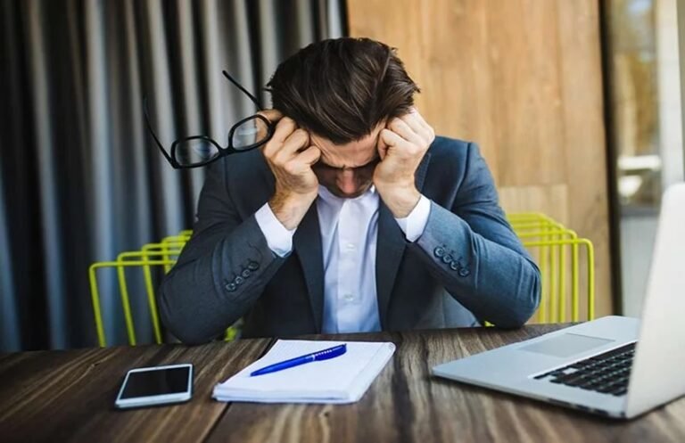 हमेशा बिजी रहने की आदत: जानें कैसे यह आपके स्वास्थ्य के लिए खतरनाक हो सकती है