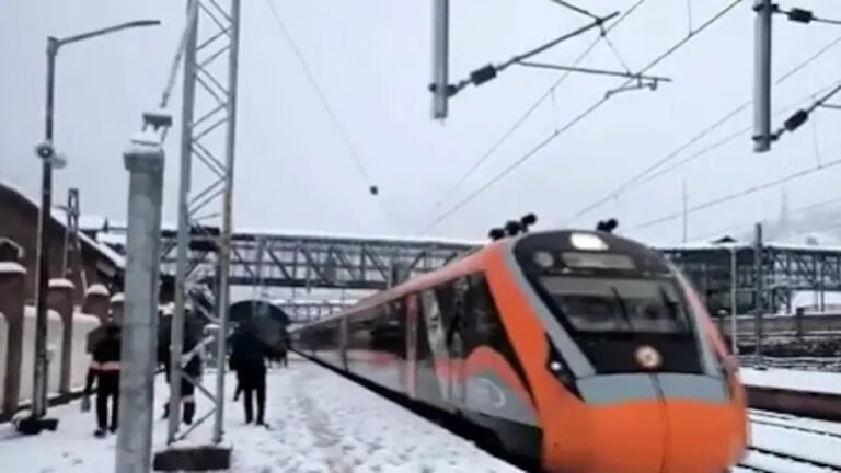 Snowfall Train Journey: बर्फीली वादियों में दौड़ी वंदे भारत, कटरा से श्रीनगर का शानदार सफर; देखें मनमोहक नज़ारा