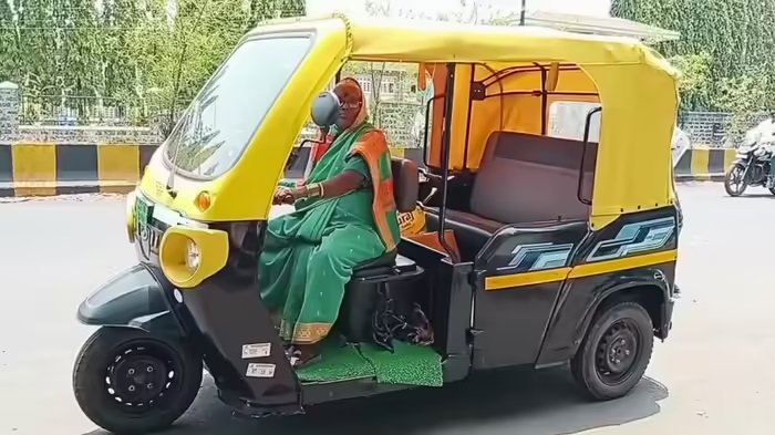 65 Year Old Woman Auto Driver Mangla Aaji: 65 की उम्र में मंगला ताई बनीं मिसाल, ऑटो चलाकर लिखी हिम्मत की नई कहानी