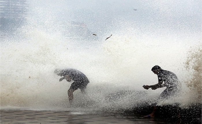 Aaj Ka Mausam : अरब सागर में बन रहा बवंडर, 8 राज्यों में IMD का अलर्ट, जानें दिल्ली से यूपी-बिहार तक आज कैसा रहेगा मौसम