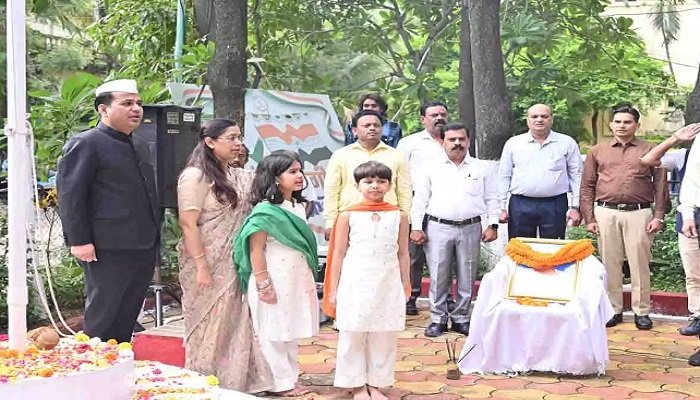 रायपुर में कलेक्टर डॉ. गौरव सिंह ने किया ध्वजारोहण, जिलेवासियों को दी स्वतंत्रता दिवस की शुभकामनाएं