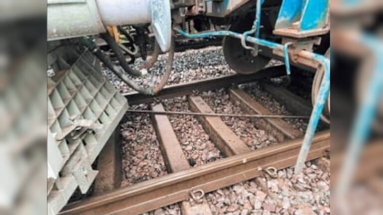 CG News: राजधानी में टला बड़ा रेल हादसा, ट्रैक पर रखा मिला लोहे का पाइप; अज्ञात आरोपियों पर केस दर्ज