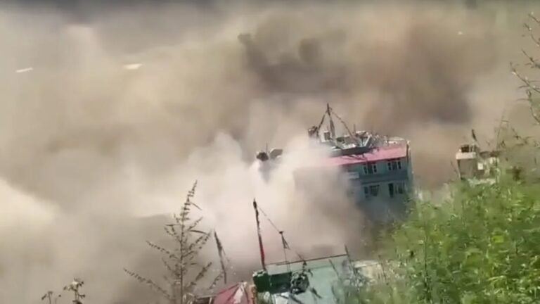Nepal Flash Flood: तिब्बत से आई विनाशकारी बाढ़ ने नेपाल में मचाई तबाही, 1000 लोगों के बहने की आशंका