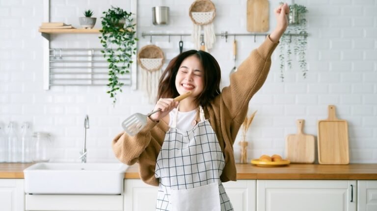Homemaker Self Confidence Tips: घर की चारदीवारी में खो गया आत्मविश्वास? 7 दिन में खुद को करें रीसेट, ऐसे लौटाएं कॉन्फिडेंस