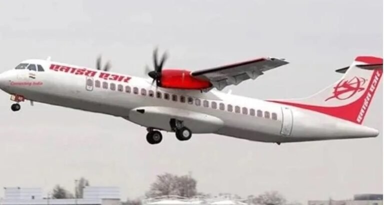 CG flight News: हवा में विमान का इंजन फेल, बिलासपुर-दिल्ली फ्लाइट की कराई गई आपात लैंडिंग; 54 यात्री थे सवार