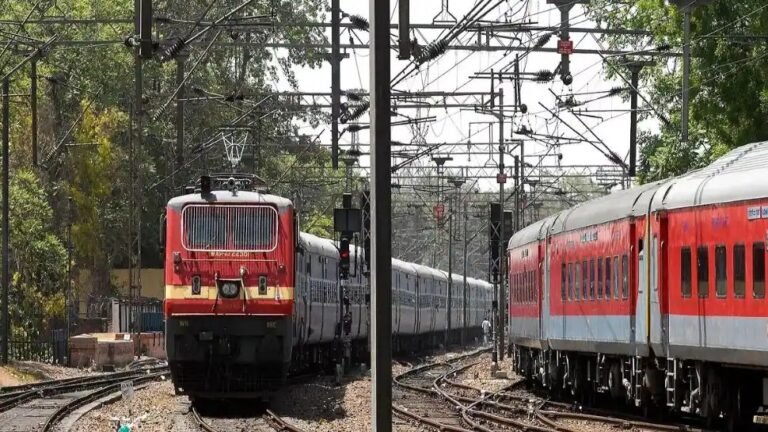 छत्तीसगढ़ में भारी बारिश का रेल यातायात पर असर, कई ट्रेनें 1 से 5 घंटे तक लेट; यात्रियों की बढ़ी परेशानी
