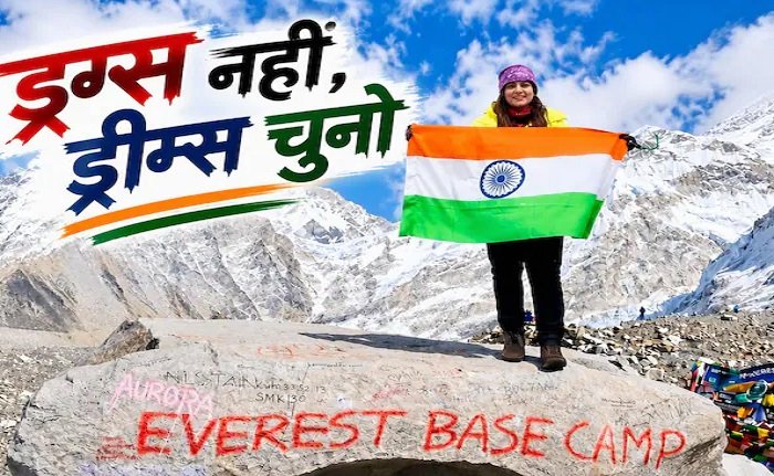 IAS Sonal Goel Success Story: एवरेस्ट बेस कैंप पर तिरंगा फहराकर दिया ‘ड्रग्स नहीं, ड्रीम्स चुनो’ का संदेश